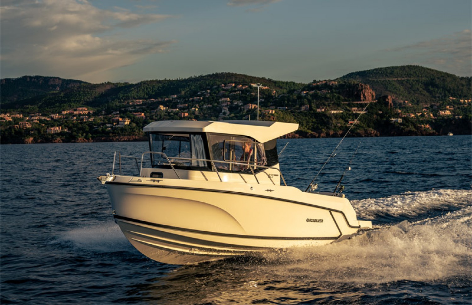 slider 5 Quicksilver Captur 625 Pilothouse